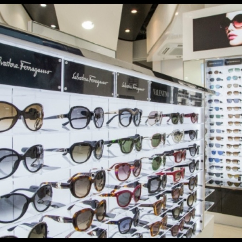 SUNGLASSES HUT SECOND PARTY SELL